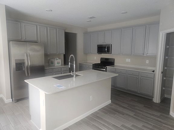 Kitchen - Quartz counter top, stainless steel appliances