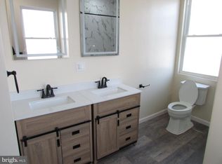 20 Pine St, Beverly, NJ 08010