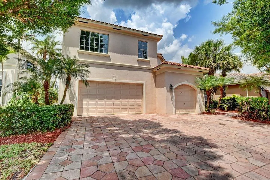 1388 Beacon Cir