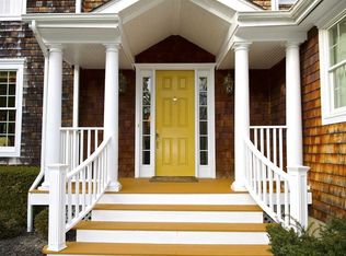 95 S Country Rd, Bellport, NY 11713