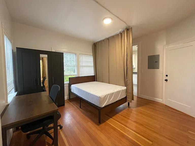 College Ave Apartment for Rent — Photo 2