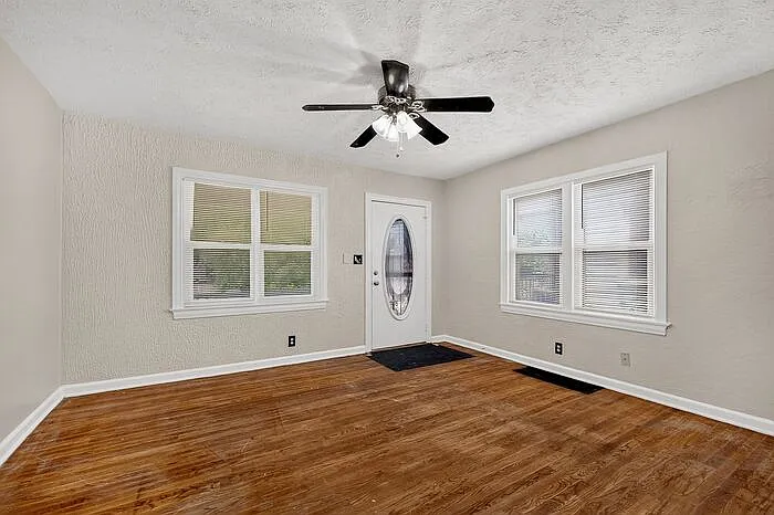 2 bed, 1.0 bath, $1,200 — Photo 3