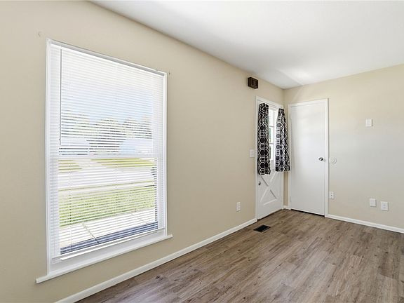 5th image of 3151 Vineyard St