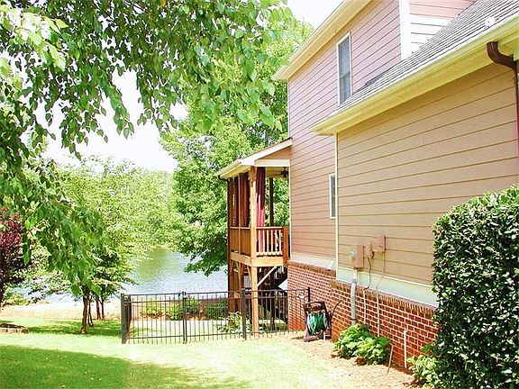 3rd image of 7023 Roselake Cir
