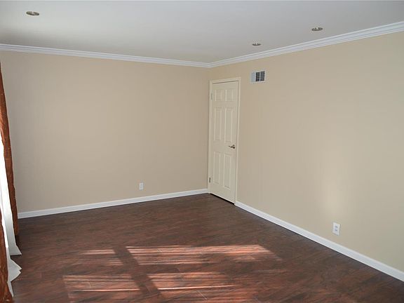 3rd image of 328 N Schlueter Ave