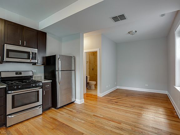 2nd image of 1060 W Balmoral Ave #1