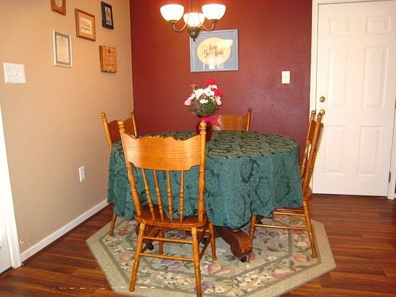 CONVENIENT EAT-IN AREA