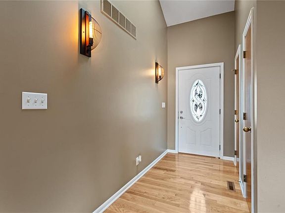5th image of 3009 S Viking Ct