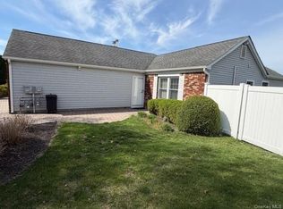 8 Hillview Ct, Commack, NY 11725