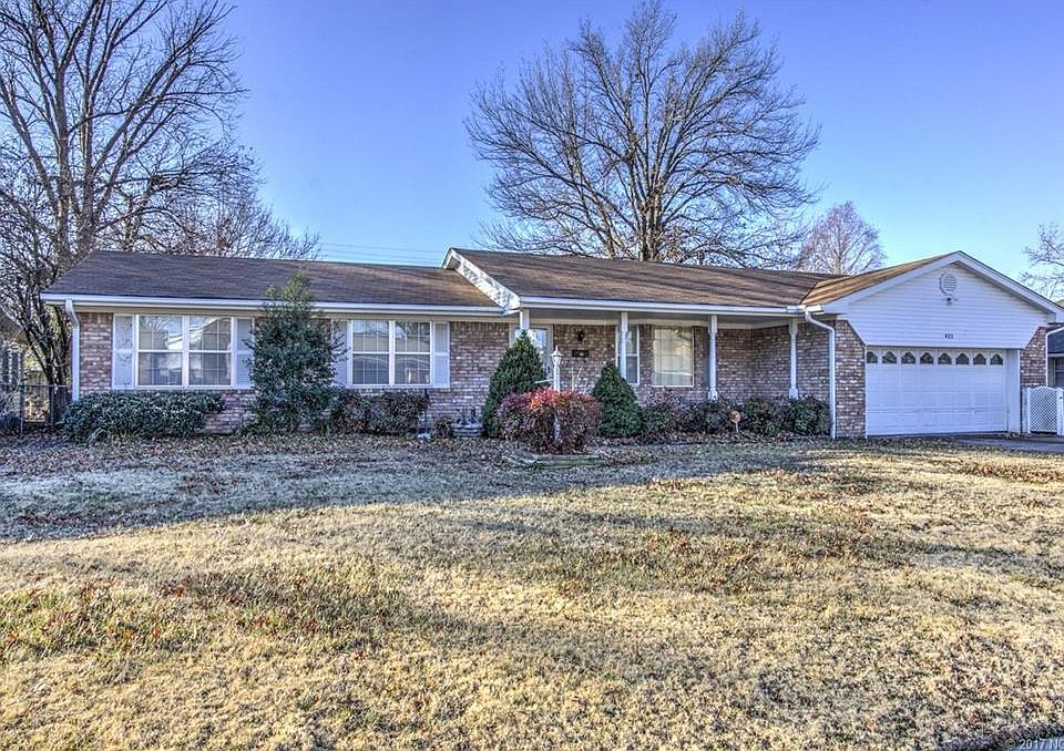 1st image of 403 E Woods Ln