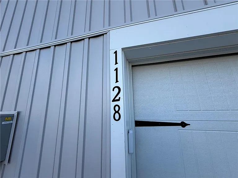 1128 Meadowlark Dr — Photo 2