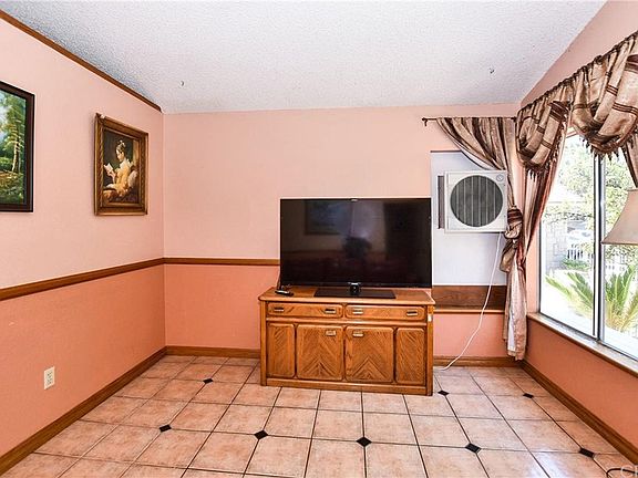 3rd image of 11805 Oakwood Dr