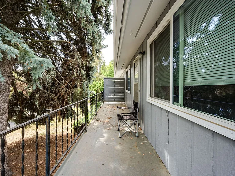165 SW Spruce St — Photo 35