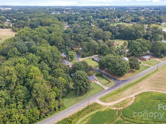 3rd image of 3004 Newton Dr