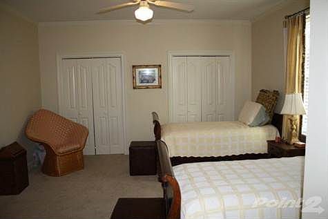 Bedroom w/closets