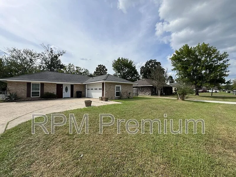 3 bed, 2.0 bath, 1626 sqft, $1,900 — Photo 1
