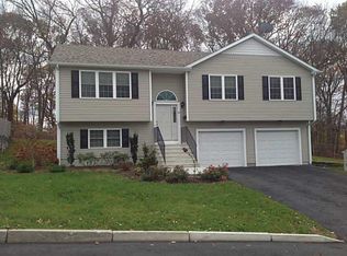 88 Rockcrest Dr, Cranston, RI 02920