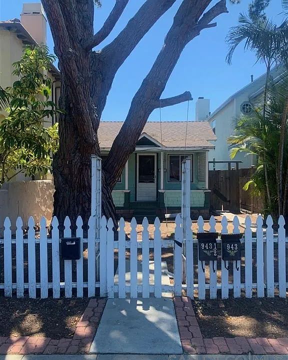 1st image of 941-943 F Ave