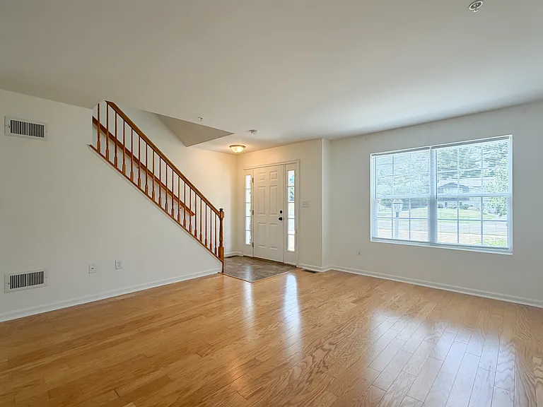 900 Cadwell Ln — Photo 5