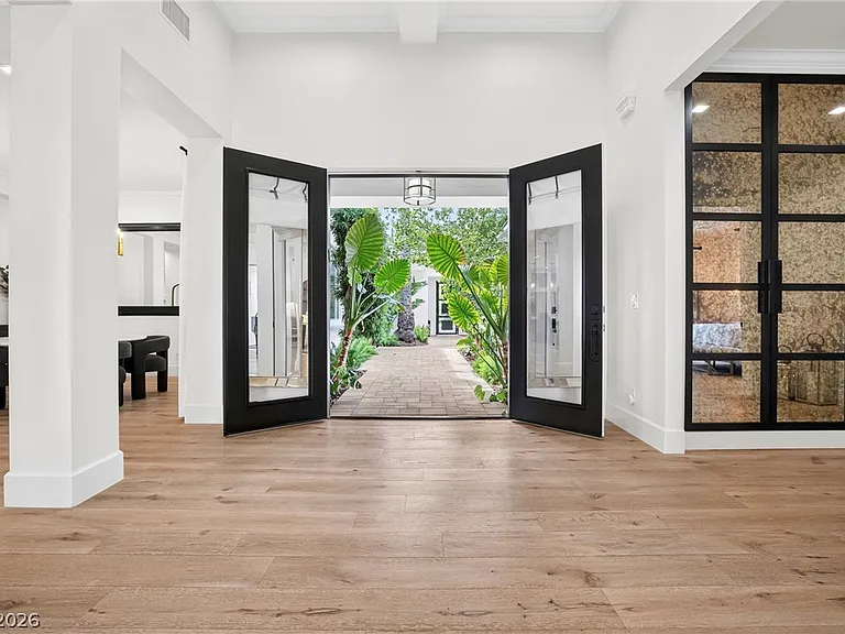 304 N Royal Ascot Dr — Photo 10