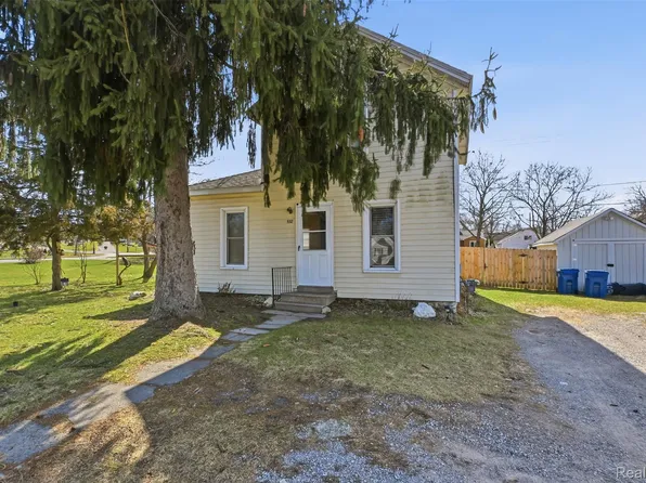 532 E Broad St, Linden, MI 48451