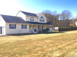 6 Calloway Ln, Yaphank, NY 11980