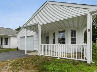 49 Village Cir E, Manorville, NY 11949