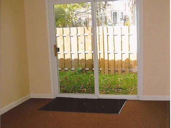 3 seasons room with fenced yard