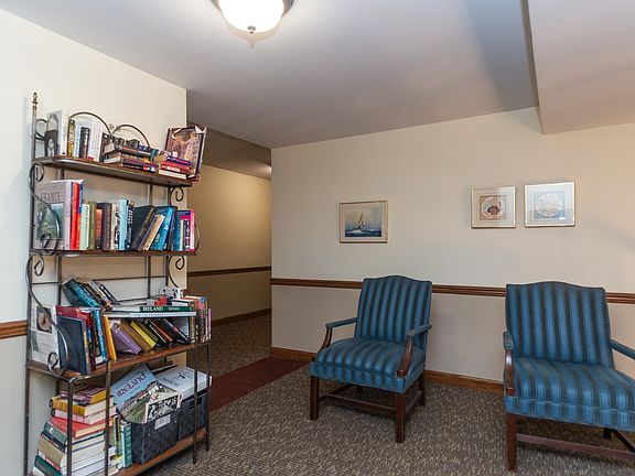 Common sitting area/library