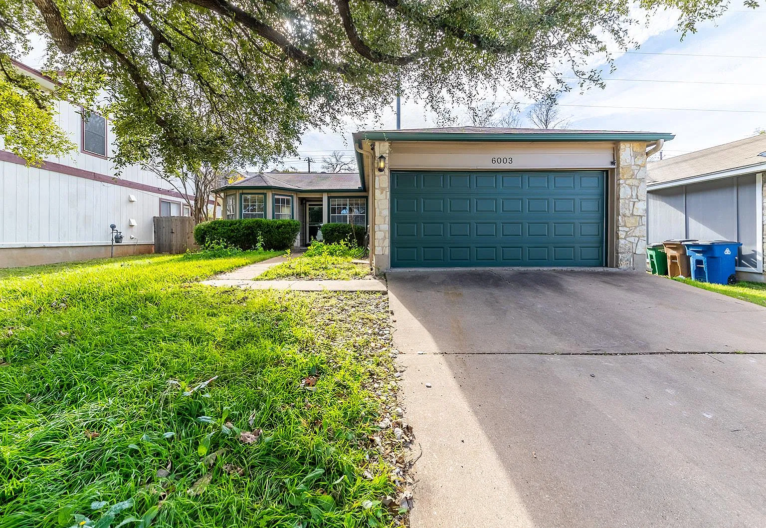 4 bed, 2.0 bath, 1884 sqft, $2,350 — Photo 2