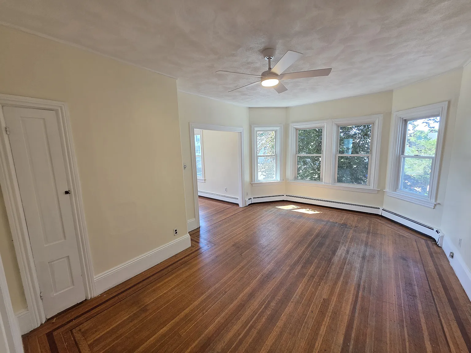  143 Union St 2ndflr 2b/1b Updated Freshpaint! Newfloors Spacious Prkg — Photo 4