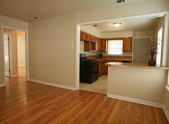 2nd image of 1316 Meadowbrook Dr