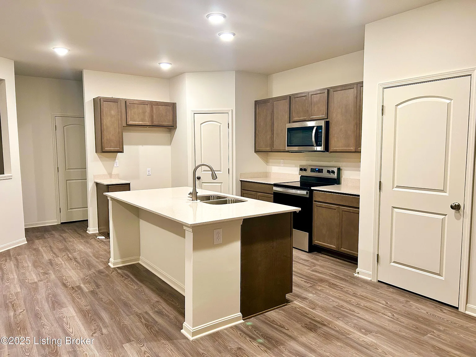 4 bed, 2.5 bath, 2602 sqft, $2,600 — Photo 2