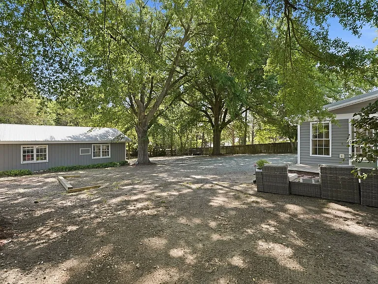 1425 Central Dr — Photo 46