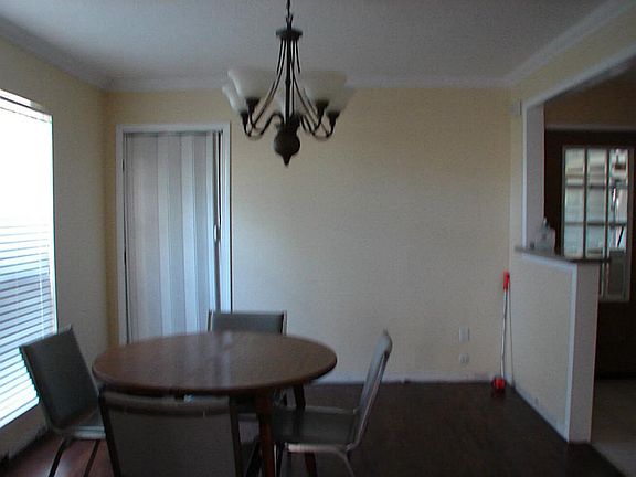 5th image of 622 Evergreen St