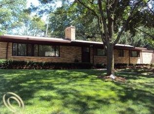 26028 Huntington Rd, Huntington Woods, MI 48070