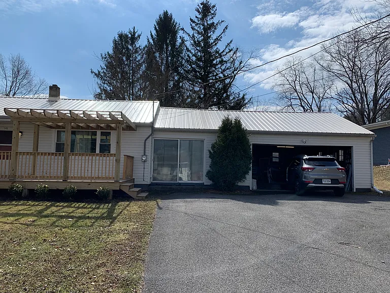 145 Miller St — Photo 32
