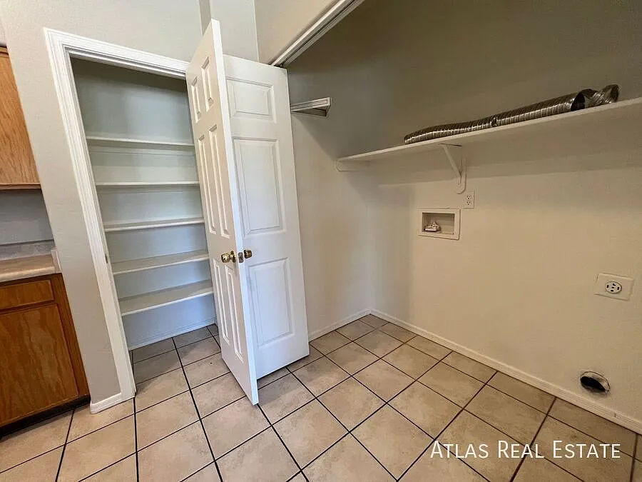 Ready to call home! 3 Bed, 2 Bath in Menlo Park! Large Private Fenced Yard! — Photo 4