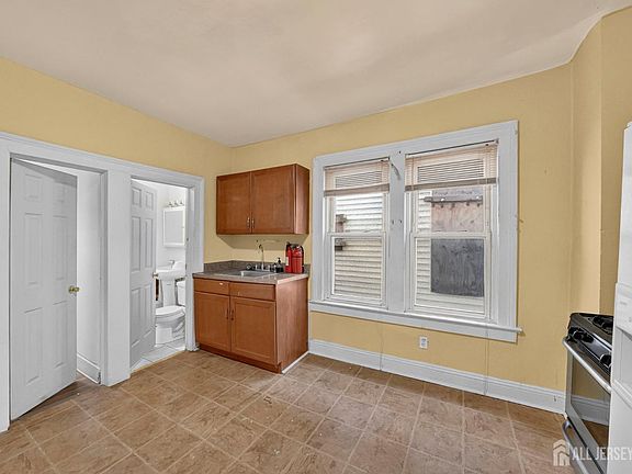 3rd image of 128 Suydam St