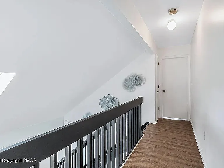 1076 Lancaster Dr — Photo 4