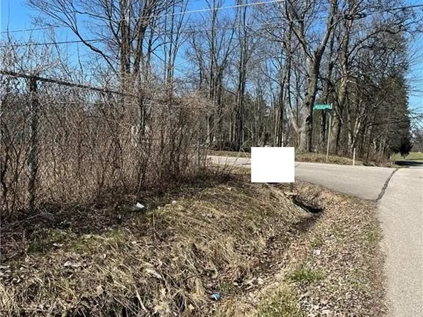 Woodlawn Rd, Barberton, OH 44203