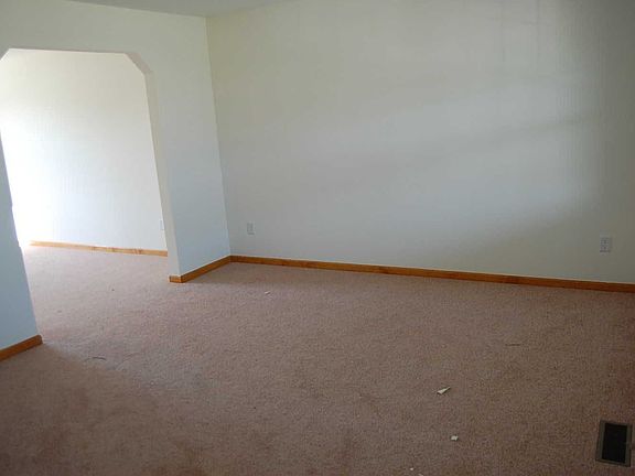 3rd image of 935 Heritage Dr