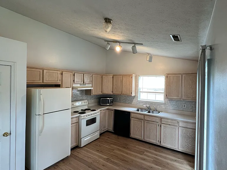 3670 Lacebark Dr — Photo 3