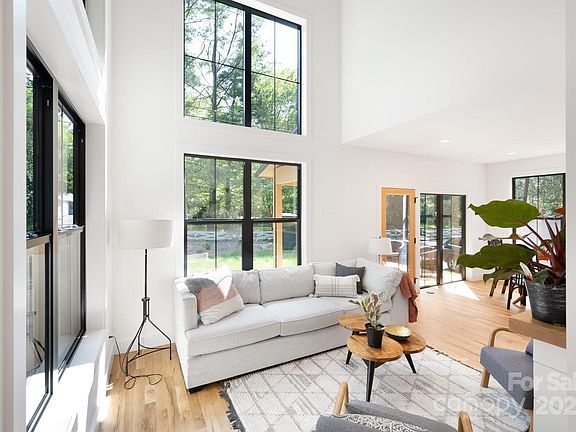 3rd image of 22 Sunnyside Ln