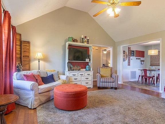3rd image of 105 Guinevere Ct
