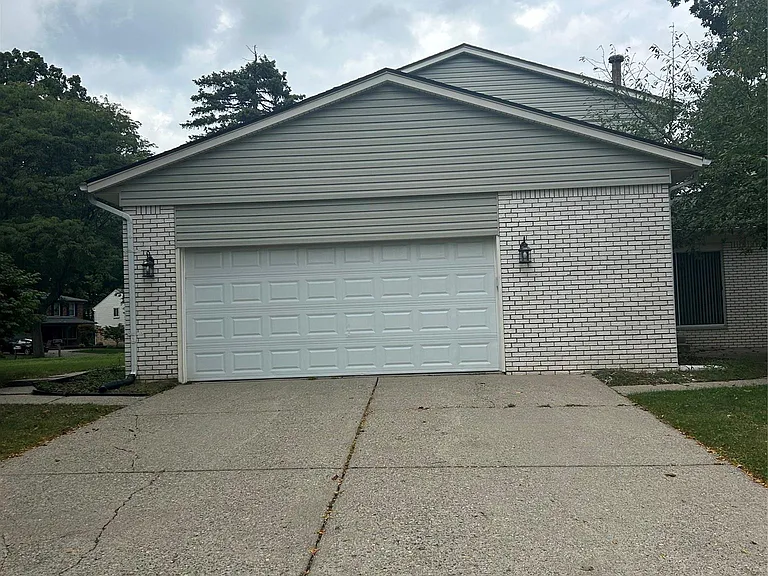 2081 Babcock Dr — Photo 24