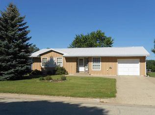 1208 N 6th St, Manchester, IA 52057