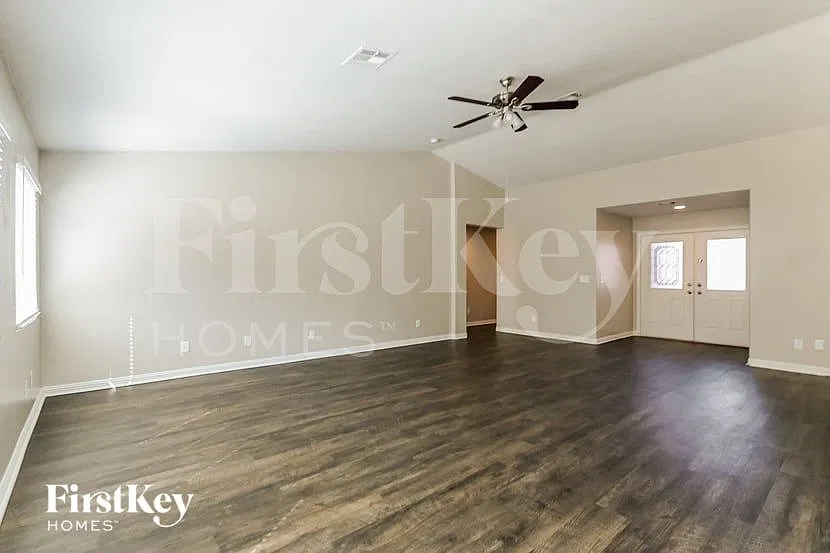 3 bed, 2.0 bath, 1952 sqft, $2,760 — Photo 4