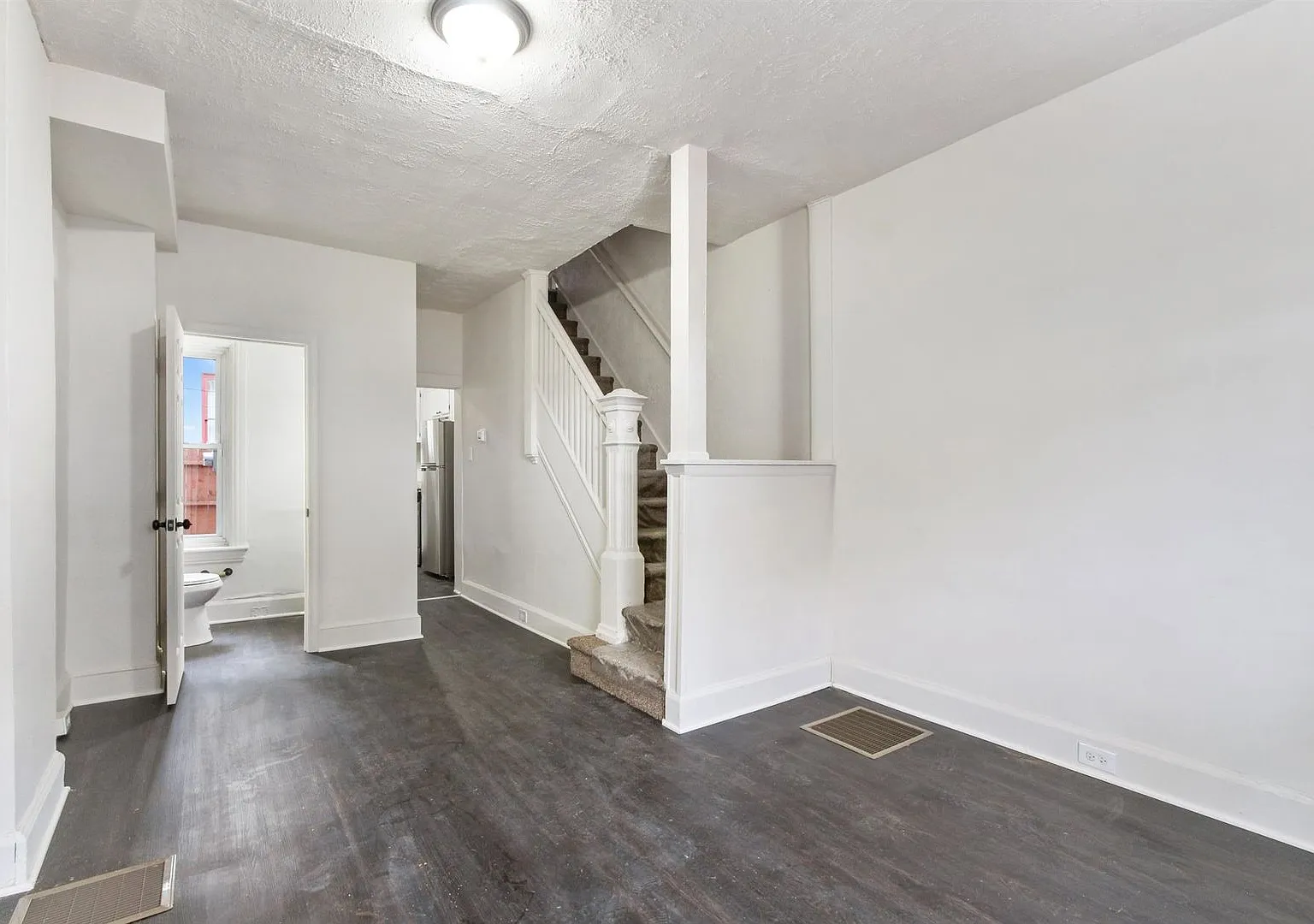 Bright 2 Bedroom, 1.5 Bath Home - 1/2 Off First Month's Rent! — Photo 3