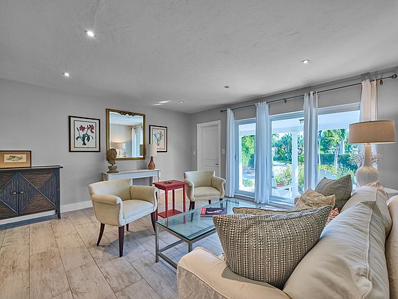 4th image of 301 NW 3rd Ct